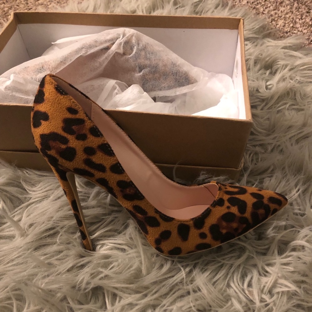 Leopard print suede pumps